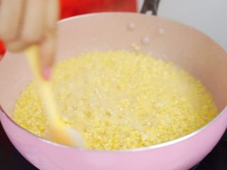 3、炎炎夏日的小清新—绿豆糕,煮开后搅拌一下，然后继续焖煮15分钟。