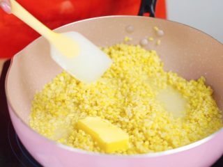 4、炎炎夏日的小清新—绿豆糕,加入30g黄油，搅拌至黄油融化