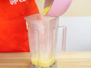 5、炎炎夏日的小清新—绿豆糕,将煮好的绿豆和水一起倒入搅拌机