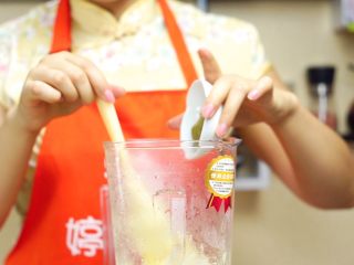 7、炎炎夏日的小清新—绿豆糕,倒入抹茶粉