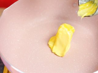 9、炎炎夏日的小清新—绿豆糕,取锅，加入黄油