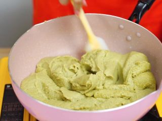 11、炎炎夏日的小清新—绿豆糕,倒入绞打细腻的绿豆泥（讲究的可以过筛一次，如果打的足够细腻不过筛也可以哒）