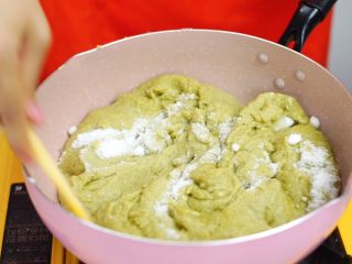 13、炎炎夏日的小清新—绿豆糕,搅拌均匀后翻炒