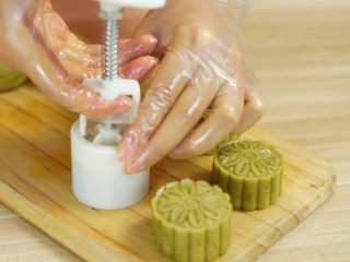 17、炎炎夏日的小清新—绿豆糕,按压出漂亮的绿豆糕