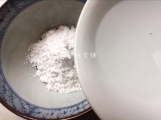 1、梅花果子,澄粉先用开水搅匀