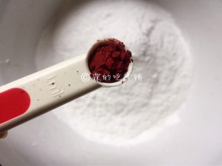 2、梅花果子,红曲粉加入糯米粉中