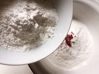 3、梅花果子,再加入粘米粉