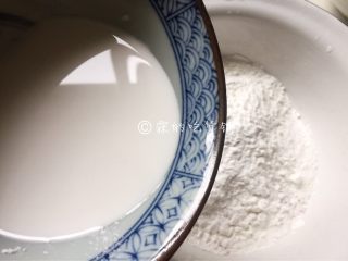 4、梅花果子,搅匀后的澄粉