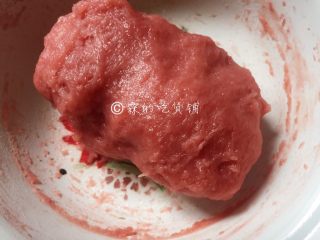 10、梅花果子,稍微晾凉后，把粉团揉匀揉透