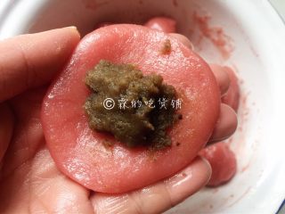 11、梅花果子,摘成大小合适的剂子（这个量我做了12个），揉圆、按扁，中间放上豆沙馅，包起来，收口朝下