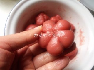 12、梅花果子,用竹签之类的在粉团上深深刻出印子，形成花瓣的形状