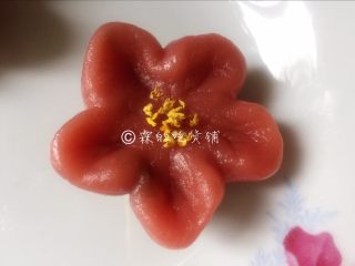 13、梅花果子,然后用手（食指在里，大拇指和中指捏在花瓣的外面）一片一片的捏出花瓣，捏的时候可以轻轻拉伸一下，中间放上些干桂花做花心