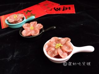 14、梅花果子,最后花瓣上可以用竹签划上些线条，变出花茎