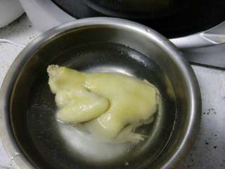 9、白切鸡,将鸡捞出,放入冷开水中让其迅速降温,这个步骤可以保持鸡肉肉质的鲜嫩。