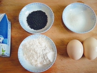 1、酸奶饼（酸奶+鸡蛋）,备好酸奶，黑芝麻，白砂糖，面粉，鸡蛋