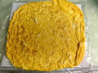 12、黄金黑米卷,把蛋皮铺在寿司席上。