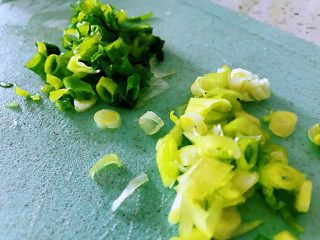 2、萝卜鸡蛋汤,小葱清洗干净之后切成葱花，根部和叶子分开切。根部炝锅的时候用，葱花是在出锅的时候要放入。