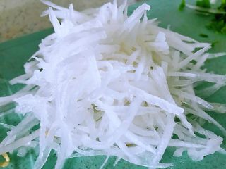 3、萝卜鸡蛋汤,萝卜清洗干净之后擦成丝。