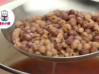 1、低卡红豆山药糕,红豆40g、薏仁30g用清水浸泡一晚，捞出放入汤锅中，加入清水，开火煮至熟软，捞出沥干备用