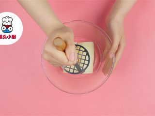 2、低卡红豆山药糕,山药300g去皮，放入上汽的蒸锅熟，取出碾压成泥备用