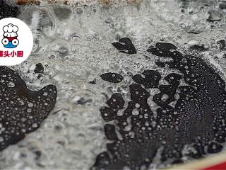 3、低卡红豆山药糕,炒锅放入细砂糖8g、清水100ml，开中火搅拌熬煮成粘稠的糖浆