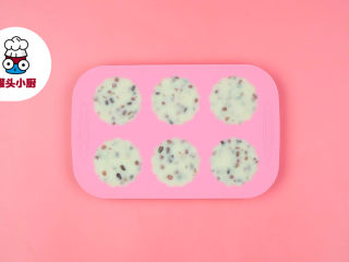 5、低卡红豆山药糕,将红豆薏仁山药泥填入模具中压制成形