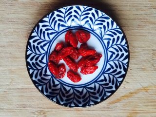 3、百变水果 苹果小米粥,枸杞清洗干净泡软备用