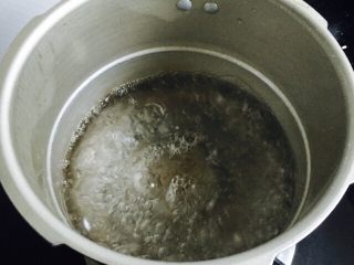 6、百变水果 苹果小米粥,高压锅倒入600ml饮用水烧开