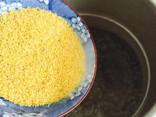 7、百变水果 苹果小米粥,倒入洗干净的小米