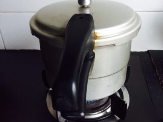 8、百变水果 苹果小米粥,盖上锅盖放上气阀大火煮开转小火煮10分钟