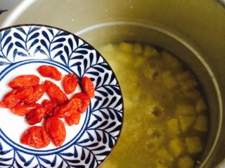 11、百变水果 苹果小米粥,待煮熟后放入枸杞闷1分钟即可