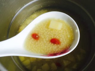 12、百变水果 苹果小米粥,香甜浓郁的苹果小米粥大功告成