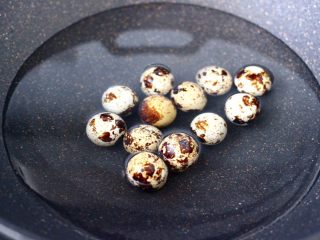 2、香辣孜然之～腰缠万贯,锅中倒入适量的清水，把鹌鹑蛋清洗干净后放入锅中。