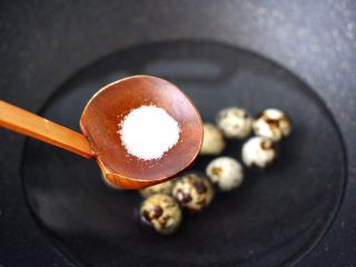 3、香辣孜然之～腰缠万贯,加入盐调味，这样煮鹌鹑蛋的时候，鹌鹑蛋也不会碎哟，大火烧开后，继续煮5分钟关火焖2分钟。