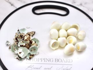 4、香辣孜然之～腰缠万贯,把煮熟的鹌鹑蛋，捞出过冷水后去皮。