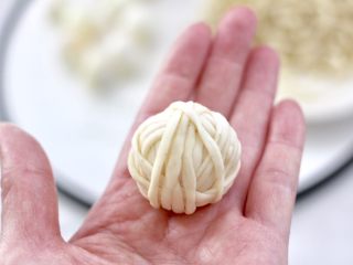 6、香辣孜然之～腰缠万贯,再取一根面条依次缠绕均匀，直至面条把鹌鹑蛋裹满，把面条尾部粘少许清水粘住，防止在炸制过程中散开。
