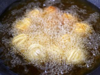 8、香辣孜然之～腰缠万贯,锅烧热后倒入花生油，烧至五成热时，放入做好的鹌鹑蛋。