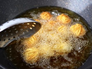 9、香辣孜然之～腰缠万贯,一边炸一边用笊篱把鹌鹑蛋翻滚，使其受热更为均匀。