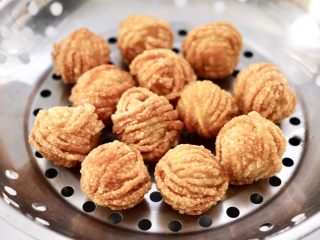 11、香辣孜然之～腰缠万贯,放入漏油盘沥干油分。