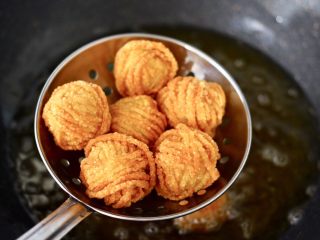 10、香辣孜然之～腰缠万贯,炸至金黄色用笊篱捞出。