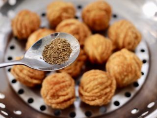 12、香辣孜然之～腰缠万贯,先撒上孜然粉调味。