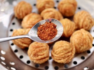 13、香辣孜然之～腰缠万贯,再撒上辣椒粉增加口感。