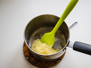 4、古早味蛋糕,加入牛奶拌匀，拌匀的面糊反而变得很厚实。