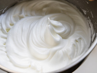 7、古早味蛋糕,一直搅打至蛋清能拉出小弯钩，我打的蛋白霜稍有点硬了，再软一些更好。