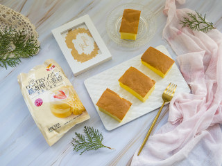 12、古早味蛋糕,烘烤结束后取出模具，迅速提着油纸将蛋糕取出，撕开四周的油纸散热，吃的时候切块即可。