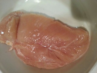 1、香菇鸡丝粥,鸡胸肉洗干净，首先将鸡胸肉放清水里，煮一会会，里面别全熟