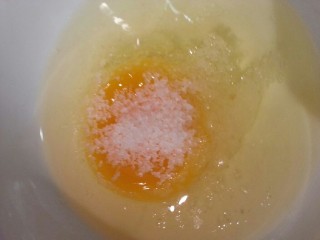 2、香菇鸡丝粥,煮熟之后，手撕成一小条一小条，再讲一个鸡蛋放入其中搅拌，这时候放一点盐