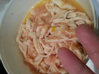 3、香菇鸡丝粥,放入冰箱，放一夜，因为这是我的早餐～所以都提前准备好了早上可以烧了