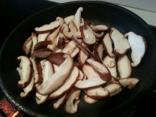 4、香菇鸡丝粥,我特别喜欢新鲜香菇，所以用的也是新鲜的，先用热油炒出香味来，再和粥一起煮，这时候，我的饭已放水，慢慢的开始煮粥了