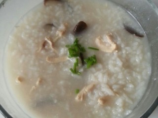 5、香菇鸡丝粥,鸡丝拿出来，多出的液体可以选择不要，我也放在锅里炒了一会会，别炒太久，之后和粥放在一起开始煮，大概看到米已经涨开来了，差不多就好了